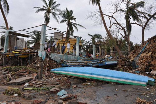 Cảnh khu vực gần bờ biển miền đông Ấn Độ bị bão tàn phá năm 2014 - Ảnh: AFP