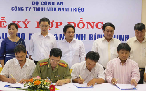 Đại diện Công ty TNHH MTV Nam Triệu ký kết hợp đồng đóng tàu vỏ thép với các ngư dân
