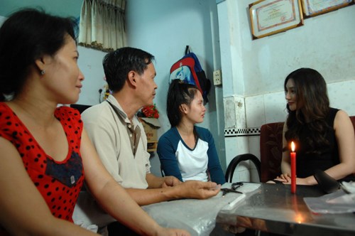 Hồ Quỳnh Hương đến tận nhà bé Thanh Thảo để tìm hiểu hoàn cảnh gia đình em - Ảnh: Oscar