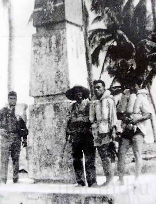 Chiến sĩ Lữ đoàn 125 chụp ảnh lưu niệm bên mốc chủ quyền đảo Song Tử Tây, năm 1972, trong chuyến trinh sát đường Hồ Chí Minh trên biển; hình: Tư liệu Lữ 125