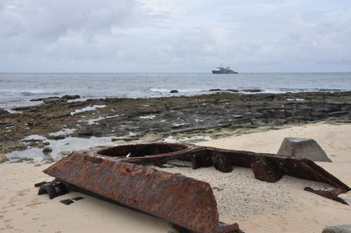 Ở bờ cát ven đảo An Bang, vẫn còn xác xe bọc thép K63 hư hỏng, thải loại do trang bị từ năm 1978, hình chụp tháng 12.2013 - Ảnh: M.T.H