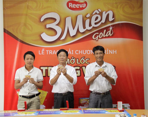 03 lượng vàng SJC trao liền tay khách hàng trúng giải nhất “Mở Lốc Trúng Vàng” của mì Reeva 3 Miền Gold