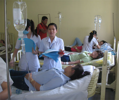 Công nhân đang được điều trị tại Trung tâm y tế huyện Châu Thành