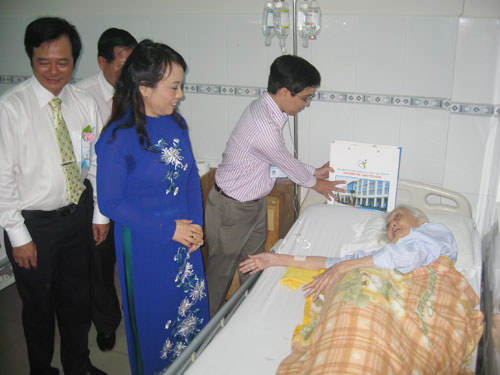 Bộ trưởng Bộ Y tế thăm và tặng quà cho bệnh nhân đang điều trị tại trung tâm