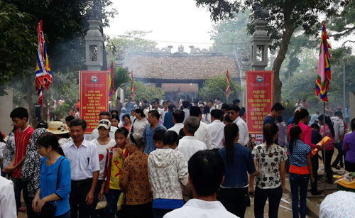 Hàng vạn du khách thập phương tham dự lễ hội Lê Hoàn năm 2015 - Ảnh: Ngọc Minh