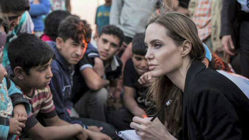 Jolie trong một chuyến thăm trại tị nạn của người Syria - Ảnh: CNN
