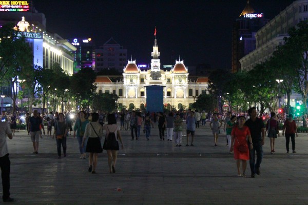 Tuy phố đi bộ Nguyễn Huệ chưa đưa vào vận hành chính thức nhưng nhiều người dân thành phố đã đến vui chơi, thư giãn