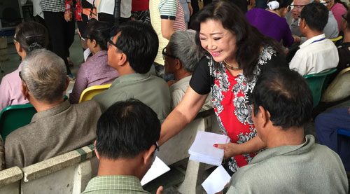 NSND Kim Cương trao quà cho các bệnh nhân nghèo - Ảnh: Lê Công Sơn