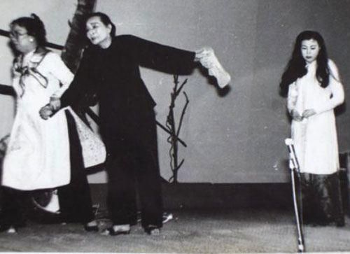 Nghệ sĩ Bảy Nam (vai má Diệu, giữa) và nghệ sĩ Kim Cương (phải) trong vở Lá sầu riêng - Ảnh: T.L