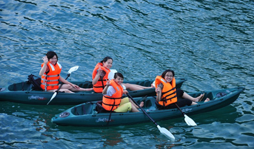 Các bạn trẻ thích thú chèo thuyền kayak - Ảnh: Quốc Toàn 
