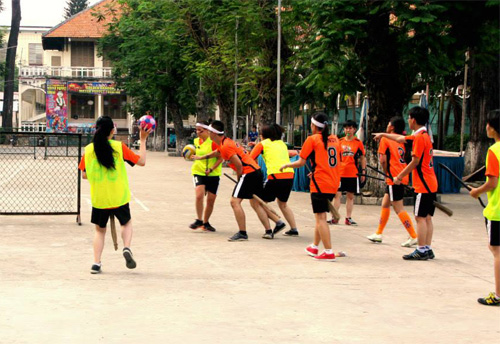 Cưỡi chổi - ném banh thu hút nhiều bạn trẻ trong ngày nghỉ - Ảnh: Xuân Phương 