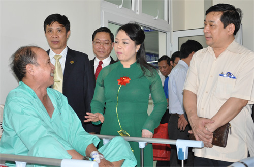 Bộ trưởng Nguyễn Thị Kim Tiến cùng các chuyên gia thăm bệnh nhân điều trị tại Trung tâm ung bướu, Bệnh viện Chợ Rẫy - Ảnh: Thanh Tùng