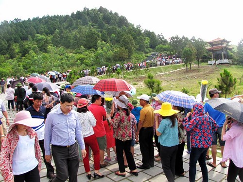 Người đến viếng mộ đứng chờ hàng dài