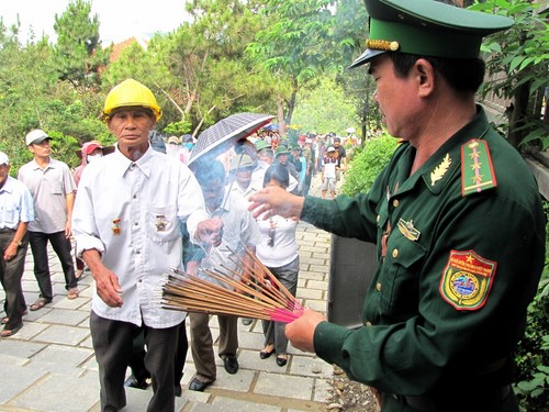 Bộ đội biên phòng bảo vệ khu mộ đốt hương rồi đưa cho từng người