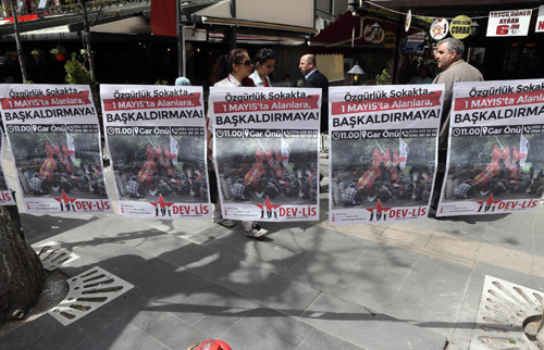 Áp phích vận động tuần hành nhân ngày Quốc tế Lao động tại Thổ Nhĩ Kỳ - Ảnh: AFP