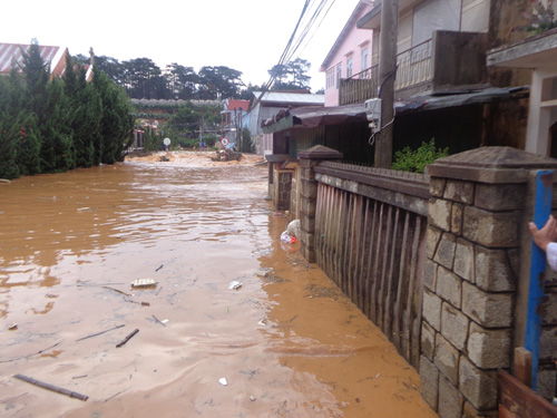 Đường Ngô Văn Sở bị ngập nước không thể lưu thông