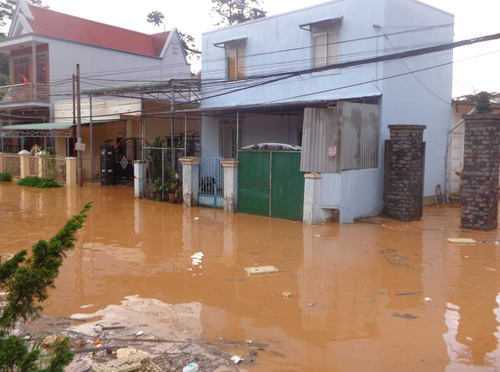 Hàng chục nhà dân ở P.9 (Đà Lạt) bị ngập nước
