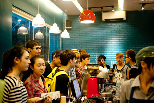 Quán cà phê của Nam và Ninh thu hút đông đảo bạn trẻ - Ảnh: X.P