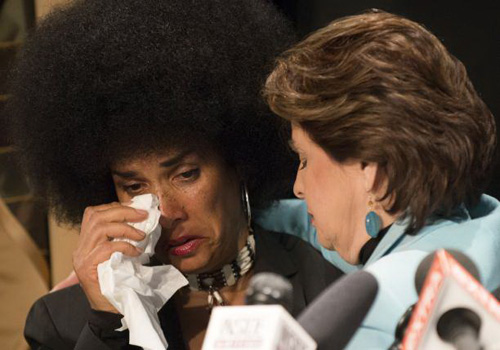 Lili Bernard (trái) cho biết cô vẫn bị ám ảnh bởi những gì Cosby đã gây ra - Ảnh: Reuters