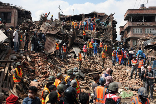 Đội cứu hộ của Liên hiệp Các hội chữ thập đỏ và Trăng lưỡi liềm đỏ quốc tế đang tìm kiếm nạn nhân trận động đất tại Nepal - Ảnh: AFP
