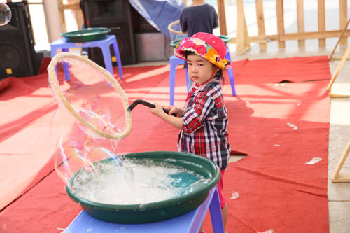 Ngoài ra, khi tham gia sự kiện này, các em nhỏ còn được thỏa sức vui chơi tại khu vườn bong bóng