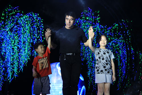 Phù thủy bong bóng Fan Yang đã mang đến cho khán giả thành phố Hạ Long một chương trình nghệ thuật độc đáo