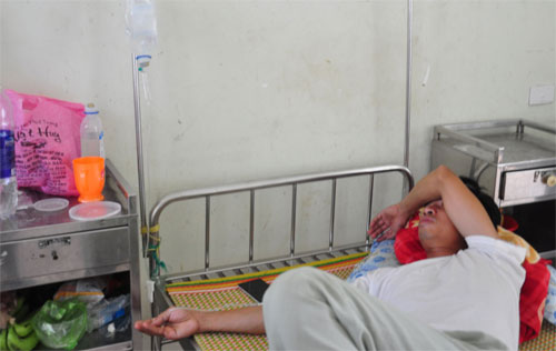Bệnh nhân Nguyễn Văn Khôi đang điều trị tại Bệnh viện đa khoa Quảng Ngãi - Ảnh: Hiển Cừ