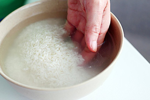 Chỉ sử dụng nước vo gạo từ gạo sạch thôi nhé!