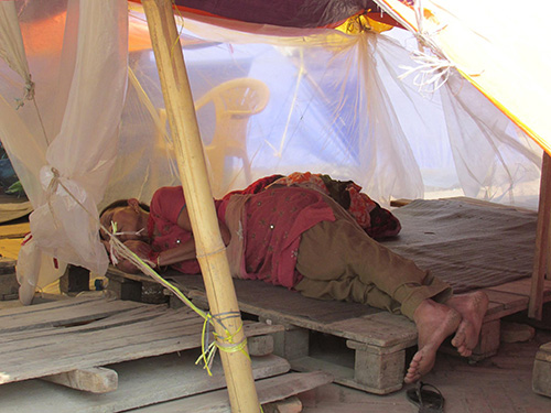 Một phụ nữ ngủ trong lều tạm được dựng ngay giữa trời 