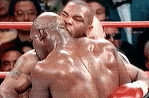 Mike Tyson cắn tai đối thủ trên sàn đấu - Ảnh: AFP