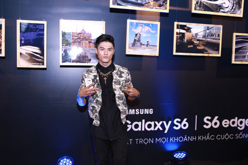 Không khí càng thêm nhộn nhịp và rộn ràng với sự góp mặt của anh chàng điển trai Lâm Vinh Hải, hotgirl Băng Di, ca sĩ Đào Bá Lộc, “trai đẹp” Dương Mạc Anh Quân và stylist cá tính Kelbin tại khu trải nghiệm Samsung Galaxy S6