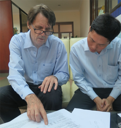 Tổng giám đốc Byron (trái) trình bày sự việc tại Báo Thanh Niên - Ảnh: Phan Thương