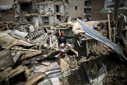 Một phụ nữ trong đống đổ nát của ngôi nhà ở thung lũng Kathmandu  - Ảnh: Reuters