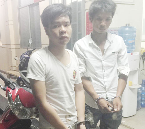 Hai nghi can Trung và Quang lúc bị công an P.An Bình bắt giữ