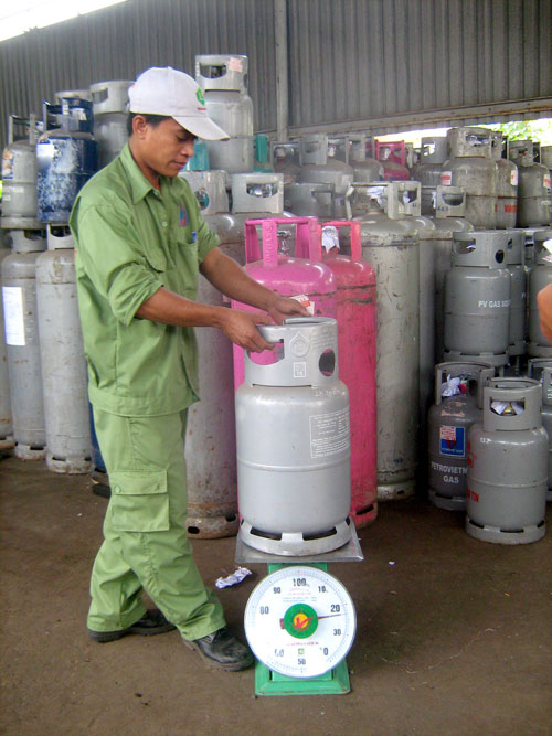Kiểm tra trọng lượng bình gas - Ảnh: Hoàng Việt