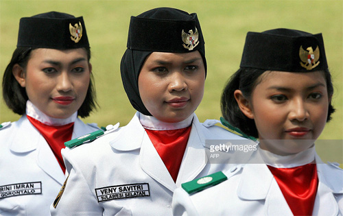 Nữ tân binh Indonesia bị kiểm tra trinh tiết trước khi được tuyển dụng - Ảnh: AFP