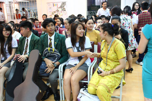 Học sinh TIS đang giao lưu với học sinh trường Malaysia