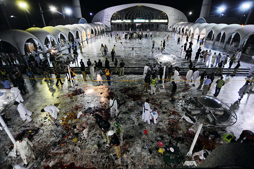 Máu vương vãi khắp ngôi đền Hazrat Data Ganj Bakhsh sau vụ đánh bom tự sát - Ảnh: The Guardian