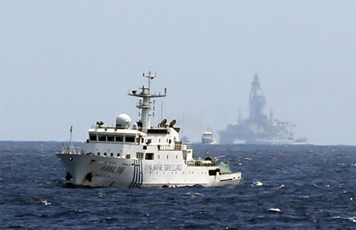 Tàu Trung Quốc bảo vệ giàn khoan Hải Dương 981 cắm phi pháp trong vùng biển VN năm 2014 - Ảnh: Độc Lập