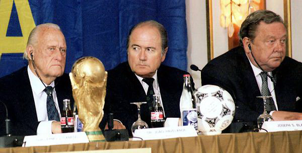 Bộ ba quyền lực Havelange - Blatter - Johansson - Ảnh: AFP