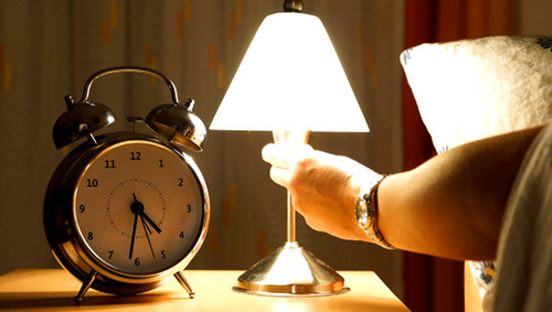 Trước khi ngủ, cần tắt hết đèn để đảm bảo sức khỏe cũng như giúp tiết kiệm điện - Ảnh: Shutterstock
