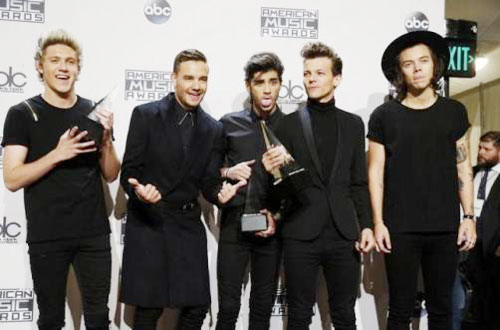One Direction với 5 thành viên tại lễ trao giải American Music Award 2014 – Ảnh: Reuters
