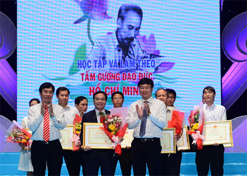 Anh Lê Quốc Phong (hàng đầu, bên phải) trao giải cho những tập thể xuất sắc