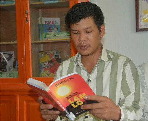 Phạm nhân Nguyễn Văn Khỏe tập đọc sách ở thư viện của trại giam