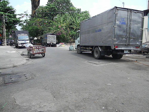 Sau nhiều năm làm nghề thu mua phế liệu anh Phùng Thanh Thắng đã “tậu” được 3 – 4 chiếc xe tải để chuyên chở phế liệu đi tái chế