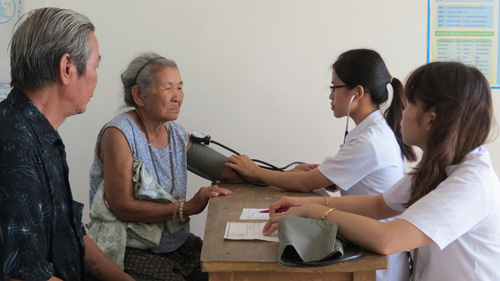 Thầy thuốc trẻ Đoàn Bệnh viên Trung ương Huế khám bệnh, phát thuốc miễn phí cho bà con xã Lộc Trì 