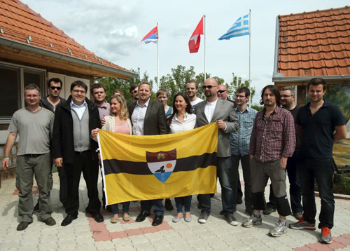 “Tổng thống” Vit Jedlicka (giữa) khoe cờ Liberland cùng các công dân của tiểu quốc tự xưng tại làng Backi Monostor ở Serbia 	 Ảnh: Reuters