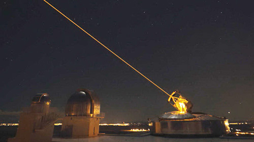 Chùm tia laser được phóng từ Phòng Thí nghiệm Starfire Optical Range của Mỹ - Ảnh: USAF/Reuters
