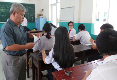 Học sinh lớp 9 Trường THCS Nguyễn Du trước giờ thi môn văn học kỳ 2 - Ảnh: Minh Luân