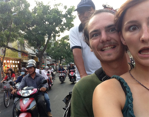 Michael Hanley và bạn gái trải nghiệm cảm giác đi xích-lô trên đường phố Sài Gòn